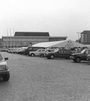 Dresden vor der Währungsumstellung im Juni 1990. Bayerisches Bierzelt auf dem Parkplatz Altmarkt (im Aufbau)
