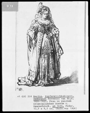 Frau in reichem orientalischem Kostüm und Haarschmuck