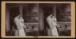 Stereoskopie: Gerty von Hofmannsthal im Salon von Rodaun mit Baby auf dem Arm