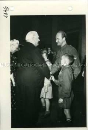 Wilhelm Pieck empfängt Teilnehmer des Deutschlandtreffens