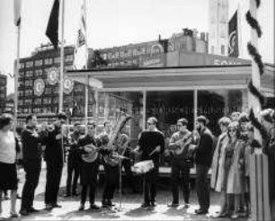 Am Stand von "DT 64" auf dem Berliner Alexanderplatz spielen die "Jenaer Oldtimer"