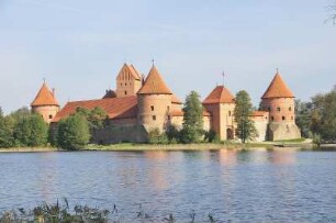 Trakei - Wasserburg : Die Wasserburg Trakai liegt auf einer Halbinsel und kann als Museum besichtigt werden. Aufgenommen am 8. Oktober 2010 in Trakei bei Vilnius