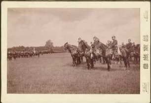 Großherzog Friedrich I. zu Pferd mit mehreren berittenen Uniformierten, seitlich marschierende Infanterie.