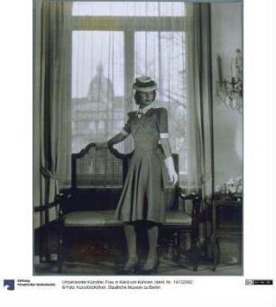 Frau in Kleid von Kuhnen