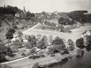 Wolkenburg, Ortsansicht mit Schloßturm und Neuer Dorfkirche (1794-1804, J. A. Giesel). Ansicht von Osten