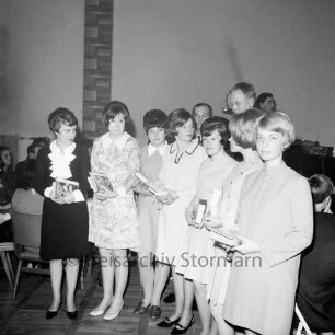Industrie- und Handelskammer Lübeck (IHK): Oldesloer Hof: Freisprechung von Kaufmanns- und Bürogehilfen: Astrid Kollecker, Marlies Münchow, Gisela Riewe, Angelika Thielsen, Elke Thielsen, Marianne Vering, Dietrich Bruss und Egon Klupel