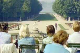 Versailles: Ausblick von der oberen Aussichtsstraße auf Le Tapis Vert, Vordergrund, sitzen Leute