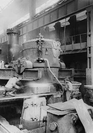 Abguß eines 30-Tonnen-Blocks : Technikgeschichte | Technologie | Eisen und Stahl | Stahlwerk
