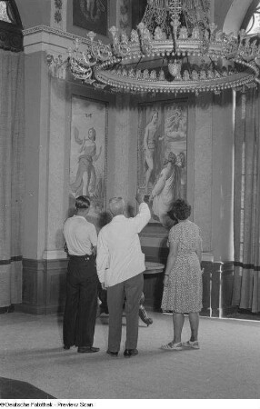 Besucher im Schwind-Pavillon während einer Führung