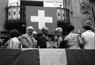 Freiburg: Schweizer Konsulat; Empfang beim Schweizer Konsul zum Schweizer Nationalfeiertag 1. August 1969; Gäste auf der Terrasse, von unten