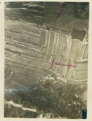 Foto einer anscheinend verlassenen feindlichen Batterie-Stellung nordwestlich und westlich von Largitzen (Luftbild)