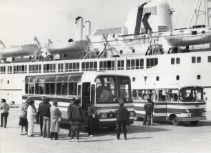 Autobusse vor den Kreuzfahrtschiffen, Patmos
