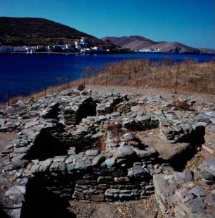 Kea. Agia Irini, bronzezeitliche Siedlung im Nordwesten der Insel mit Blick auf die Agios-Nikolaos-Bucht mit Dorf Vurkarion