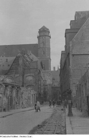 Zerstörte Burgstraße mit Blick auf Thomaskirche