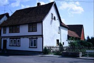 Gehöft; Wohnhaus mit angrenzendem Garten, davor Laufbrunnen