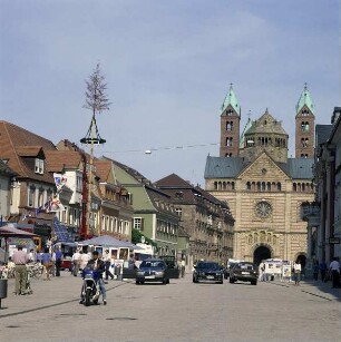 Speyer. Maximilianstraße. Blick nach Osten zum Westwerk des Domes