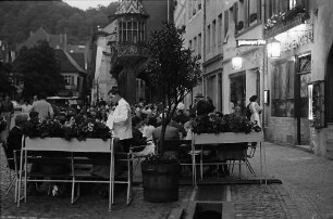 Freiburg: Tische vor dem Gasthaus zum Engel am Münsterplatz, im Hintergrund der Erker des Kaufhauses