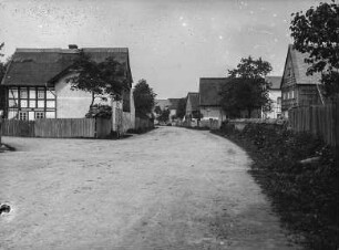 Dorfstraße : Lomnitz, Straßenansicht, giebelständige Häuser teils mit Strohdeckung