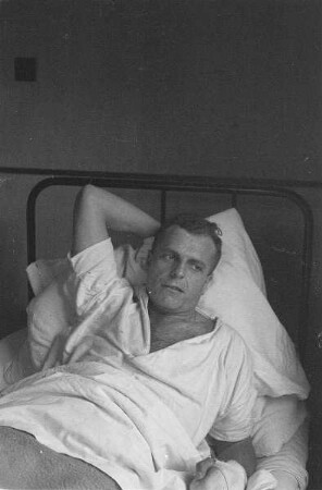 Zweiter Weltkrieg. Lazarett (wahrscheinlich in Holland). Verwundeter Angehöriger der deutschen Wehrmacht im Krankenhausbett