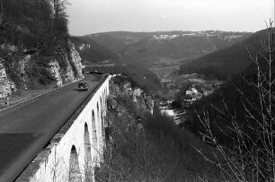 Drackenstein: Autobahn und Blick auf den Ort