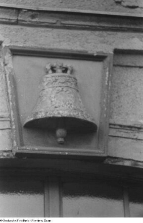 Relief "Goldene Glocke" über der Eingangstür des Hauses Moritzstraße 19