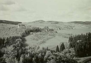 Bärenstein mit Schloss Bärenstein und Geisingberg. Blick über das Müglitztal von Nordosten