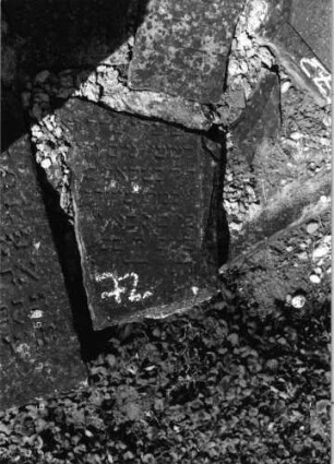 Grabstein 72 (Index: 99796407) Material: Sandstein Zustand: gut Maße HxBxT: 0x0x0 cm Beschreibung: Fragment: Grabstein 72