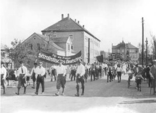 Demonstranten mit dem Transparent "Für ein freies sozialistisches Deutschland" und Mitglieder der Schalmeienkappelle eines Arbeitermusikkorps in Heidenau