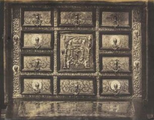 Kunstschrank von Ebenholz, mit vergoldeten und versilberten, ziselierten und gravierten Metallplatten belegt, ein Drittel Naturgröße, 16. Jahrhundert