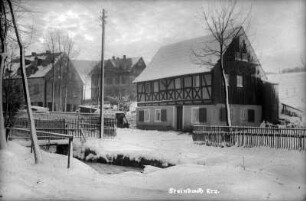 Das Weißbachsche Wohnhaus, die spätere Tischlerei Haase : vorn der Dorfbach (Steinbach), Mitte - das Engel-Gut, li. - das Rockstroh-Haus