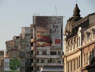 Sanierte (rechts, Hotel Capitol) und marode Gebäude im Stadtzentrum an der Calea Victoriei