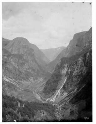 Bei Stalheim/ Norwegen: Jördalfjord. Blick vom Stalheim-Hotel über Naeroydal mit imposanter Bergszenerie und rundem Gipfel des Jördalhut