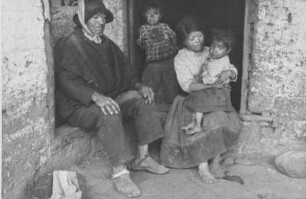 Familienportrait (Lateinamerika-Aufenthalte 1928/1942 – Album Das Vulkanland im Süden Kolumbiens. I. Teil, 1940)