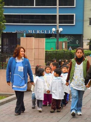 Lima - Miraflores - Gruppe von Kleinstkindern im Park : Kleinstkinder werden von zwei Erzieherinnen durch einen Park geführt. Aufgenommen am 8. September 2011 im Vorort Miraflores am Pazifik