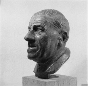 Büste von Otto Buchwitz : Büste von Otto Buchwitz. Bronze (1962; W. Arnold)