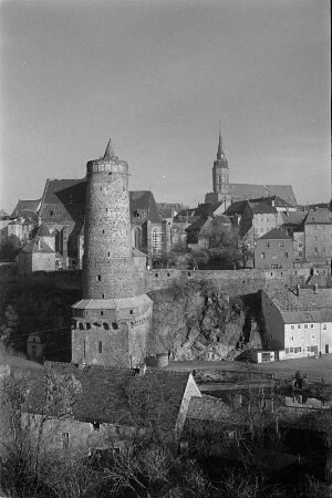 Bautzen. Stadtzentrum mit Alter Wasserkunst und Dom St. Petri. Blick von der Friedensbrücke nach Norden