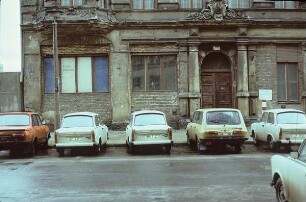 Berlin-Mitte, Reinhold-Huhn-Straße. Parkende Trabant und Wartburg vor dem Erdgeschoß eines maroden Wohnhauses mit dem Schild "Grenzgebiet"
