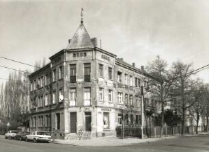 Dresden-Trachau, Industriestraße 12/Wilder-Mann-Straße 9. Doppelwohnhaus mit Ladeneinbau (um 1900). Eckansicht von Südost