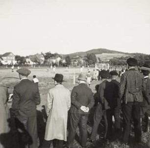 Fußballfeld mit Zuschauern während eines Fußballspiels