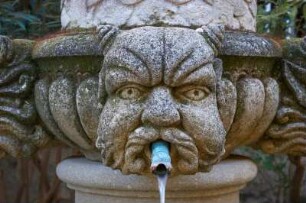 Frankreich. Provence. Vaucluse. Seguret. Fontaine des Mascarons. 17 Jahrhundert
