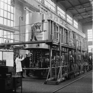 TuR 2. Buch Trafo-Montage (Großtrafos) : Dresden-Übigau, Overbeckstraße 48. VEB Transformatoren- und Röntgenwerk Dresden. Transformatorenwerk. Aufsetzen des Kesseloberteiles über den Aktivteil