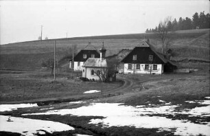 St. Märgen: Zwei Schwarzwaldhäuser und Kapelle