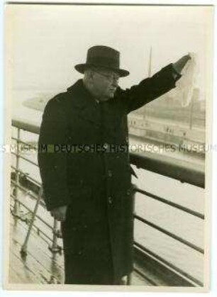 Dr. Hans Luther, ehemaliger Reichskanzler und späterer Botschafter in Washington, D.C., an Deck des Hochseepassagierdampfers "Bremen", mit einem Taschentuch winkend