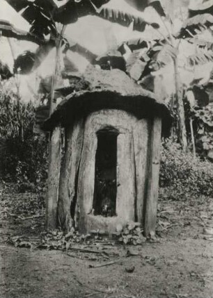 Kamerun. Kamerun-Gebirge bei Kuka. Fetischhäuschen der Bumboko (Hassert / Thorbecke-Kamerunexpedition 1907/1908)