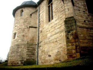 Langhaus (Gegründet im 16 Jhd) mit Rundturm (ein Wehrturm der früheren Adelsburg) im Süden von Südosten