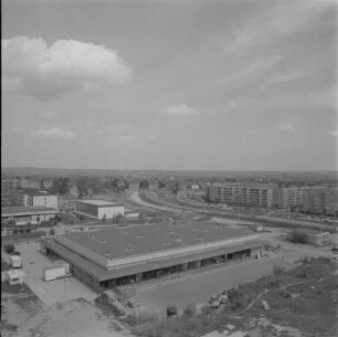 Dresden-Gorbitz. Blick vom Hochhaus, Platz der Bauarbeiter 9, über den Platz der Bauarbeiter mit der Konsum-Kaufhalle, der Gaststätte "Zum Grünen Heinrich" und der 133./134. Schule, über die Julius-Vahlteich- und die Braunsdorfer Straße nach Nordnordosten zu den Lößnitzhöhen