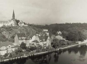 Halle (Saale), Blick von der Burg Giebichenstein über die Saale nach Nordnordost gegen Halle-Kröllwitz mit Dorfkirche