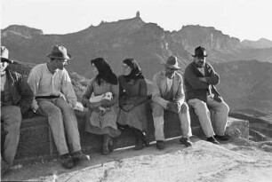 Reisefotos Spanien. Atalaya (Gran Canaria). Gruppe von Einheimischen, auf einer Brüstung sitzend