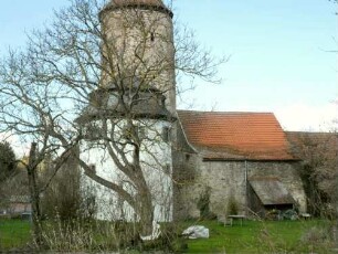 Stadtbefestigung-Ansicht im Südosten - Eichelseeturm (15 Jh) mit vorgelagertem Halbrondellturm (16 Jh) und anschließender Stadtmauer über Stadtgrabenvorfeld in Übersicht