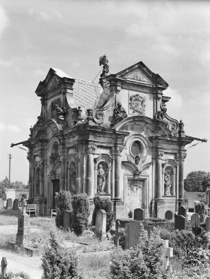 Hainewalde, Kanitz-Kyawsche Gruft : Hainewalde. Kanitz-Kyawsche Gruftkapelle (1715; Skulptur von Franz Biener). Westseite mit Portal und Südseite